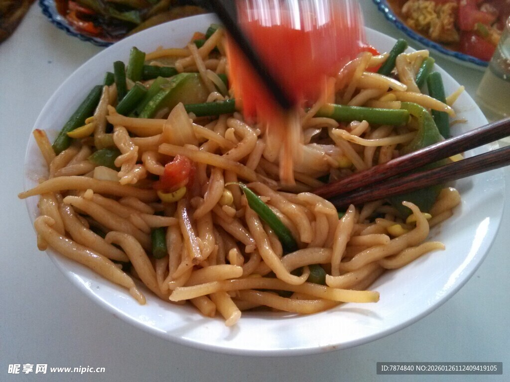 美味豆角炒面正被搅拌