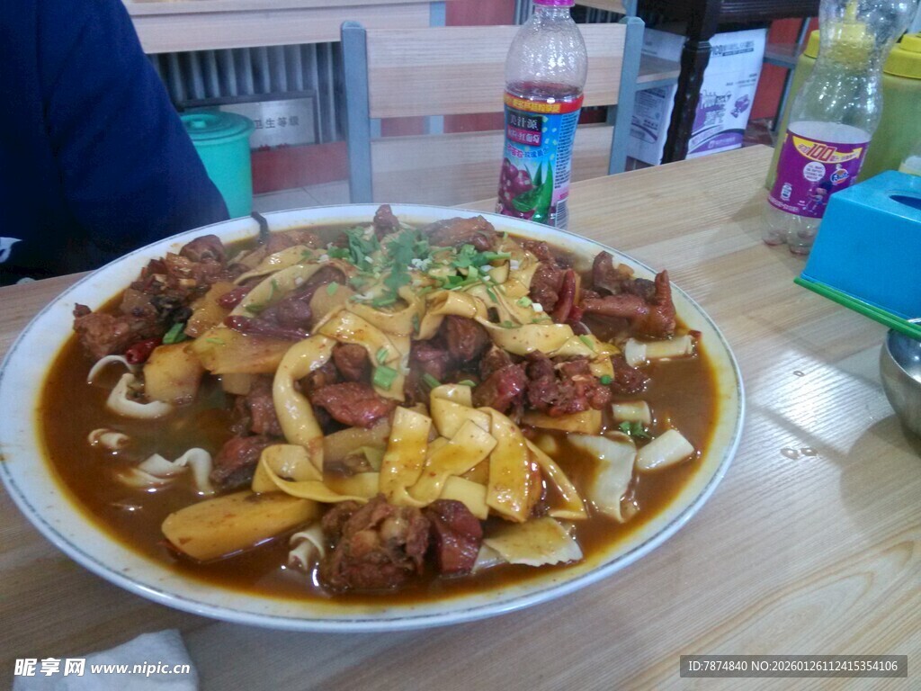 美味丰盛的特色炖菜拼盘