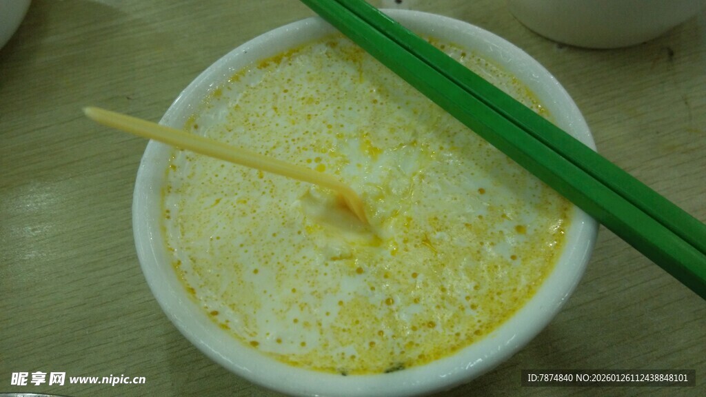 一碗蛋花汤配绿色筷子