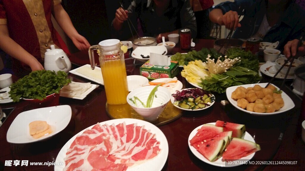 热闹聚餐场景中的丰盛菜肴