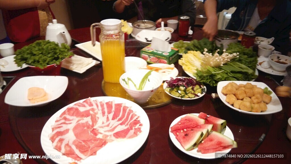 丰盛火锅聚餐场景