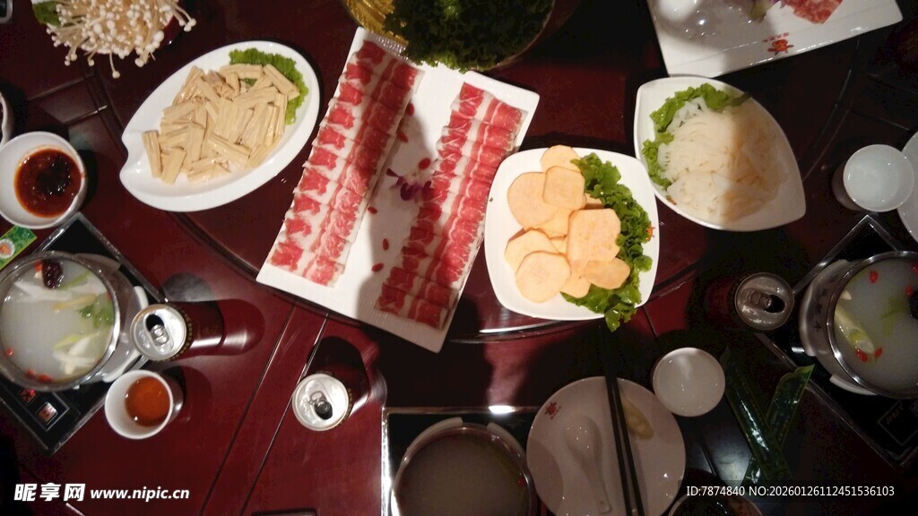 丰盛中式餐食摆桌场景