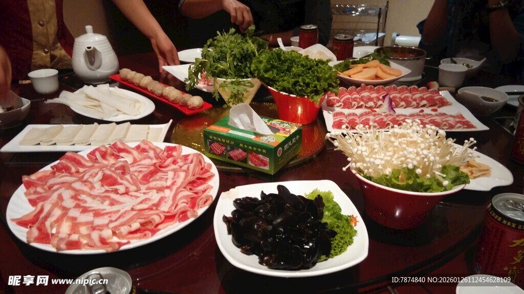 丰盛火锅食材摆满一桌