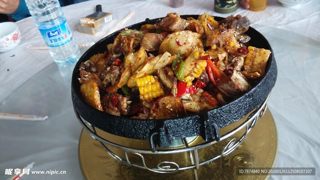 美味炭火炖锅 食材丰富