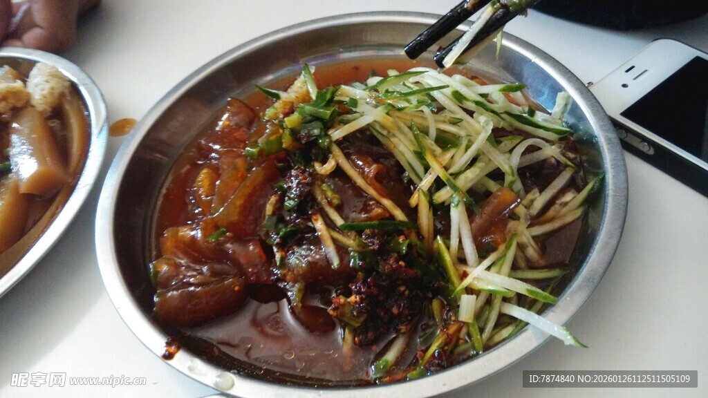 红烧鱼配葱丝美味佳肴