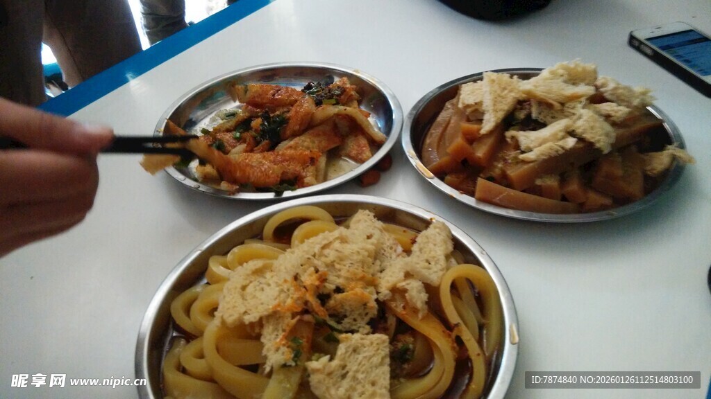 多样美味面食摆放在盘中