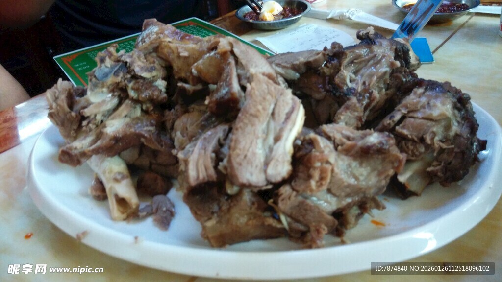 美味手撕羊排摆于盘中