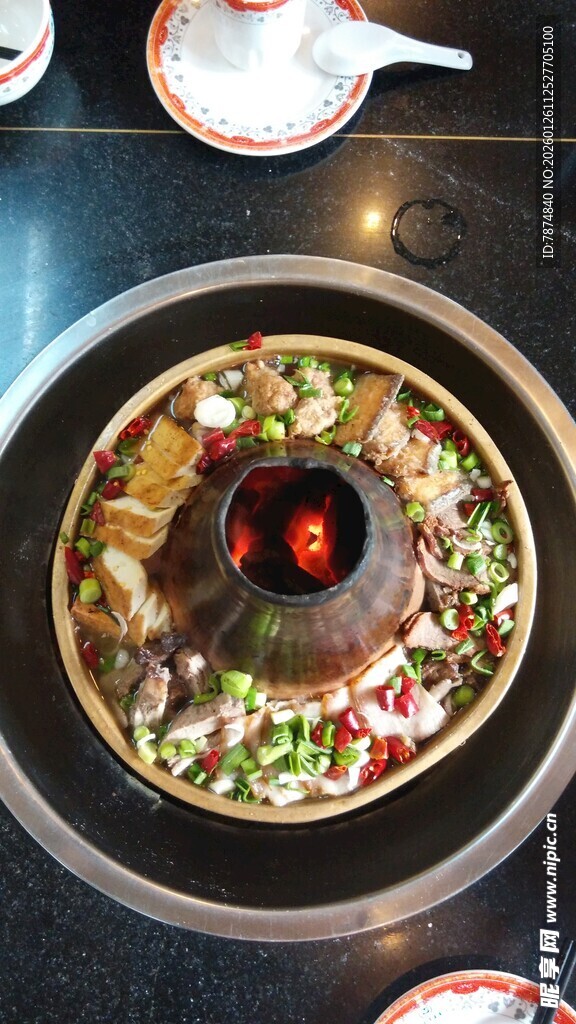 美味火锅菜品丰富诱人