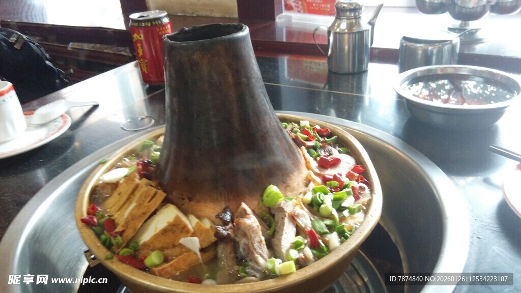 传统铜锅涮菜满满当当