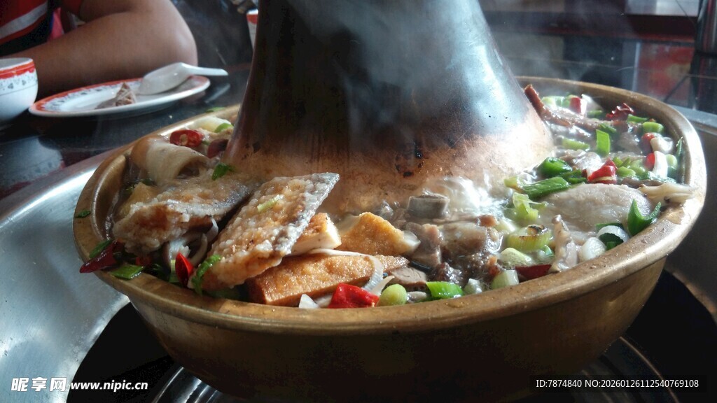 热气腾腾的传统铜锅涮菜