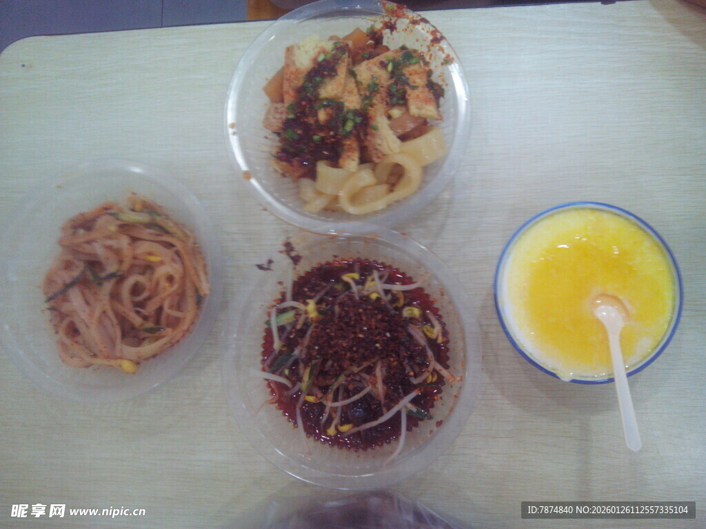 多样小吃与饮品组合