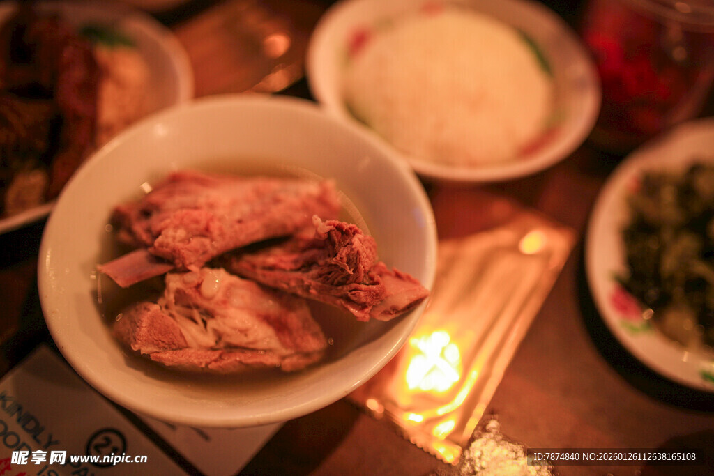 温馨餐桌旁的美味炖菜