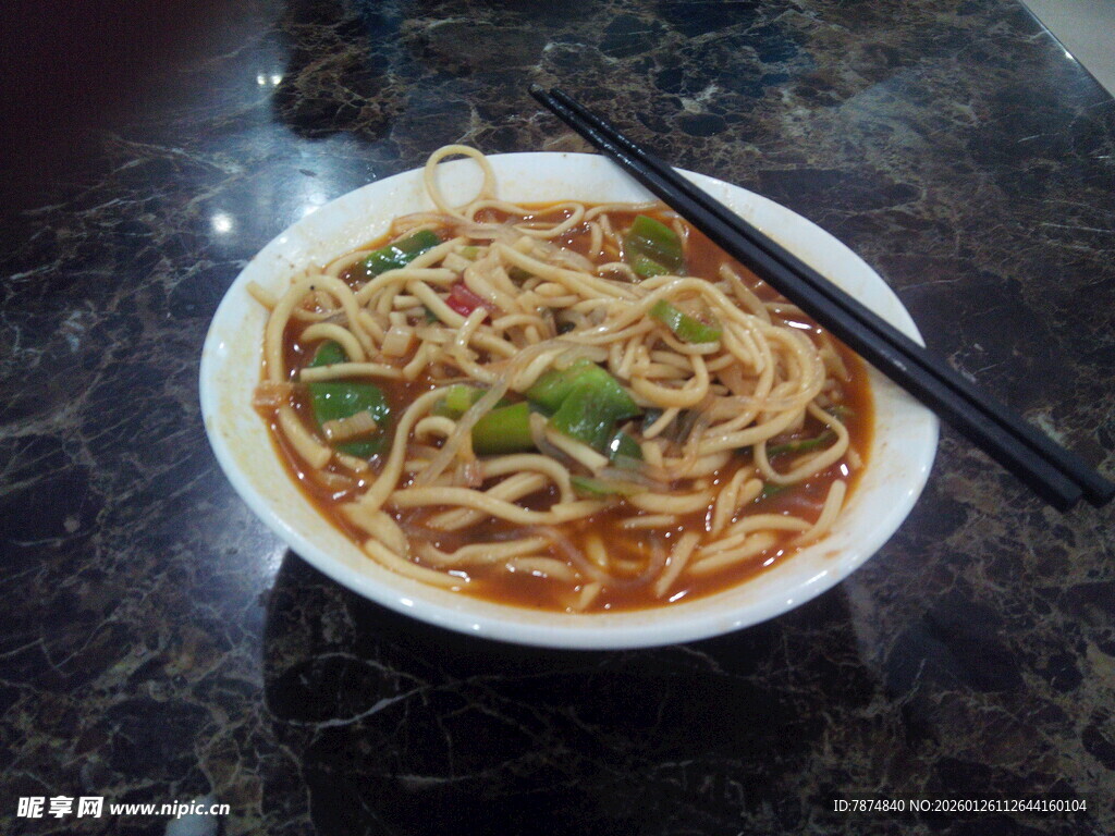 美味热干面 筷子相伴