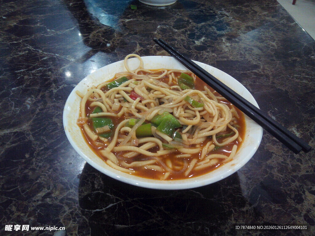 一碗美味面条配筷子