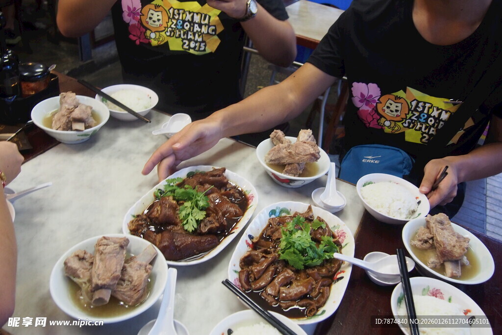 聚餐桌上的丰盛美食