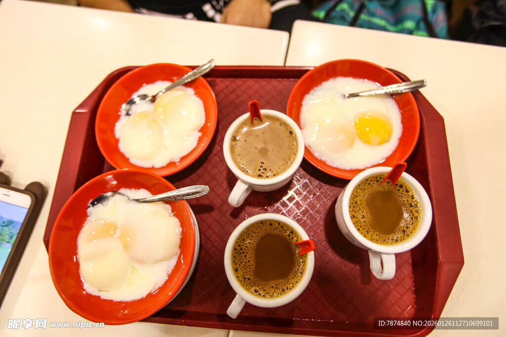 托盘上的多样早餐饮品