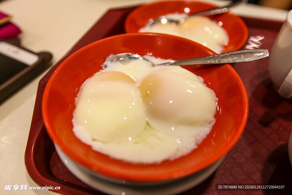 红色碗中的溏心水煮蛋