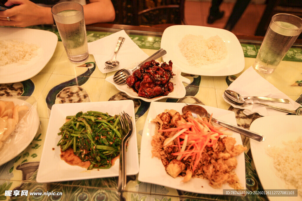 丰盛餐桌美食诱人瞬间