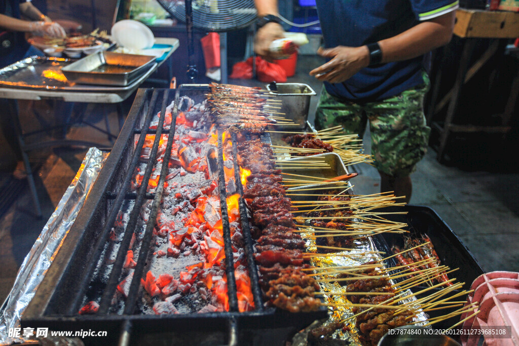 热闹夜市中的美味烧烤摊