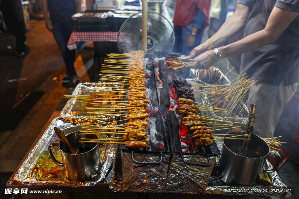 街头热闹的露天烤串场景