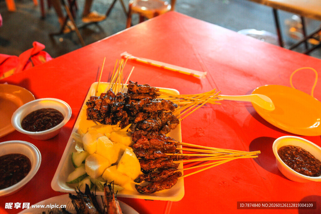 美味烤串搭配多样蘸料