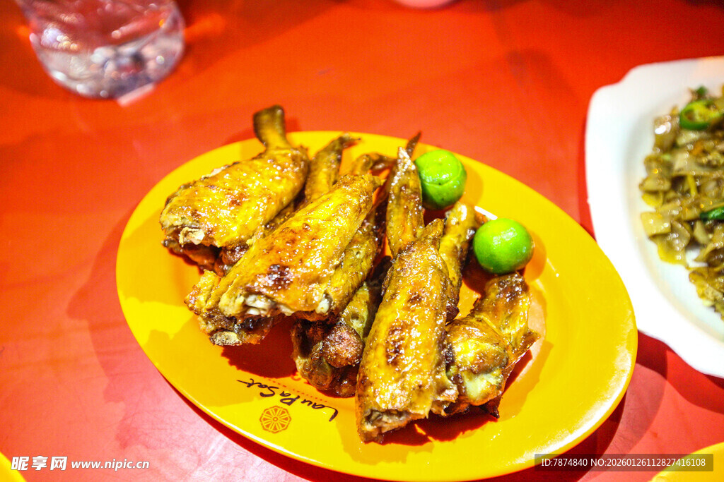 美味烤鸡翅摆于黄盘