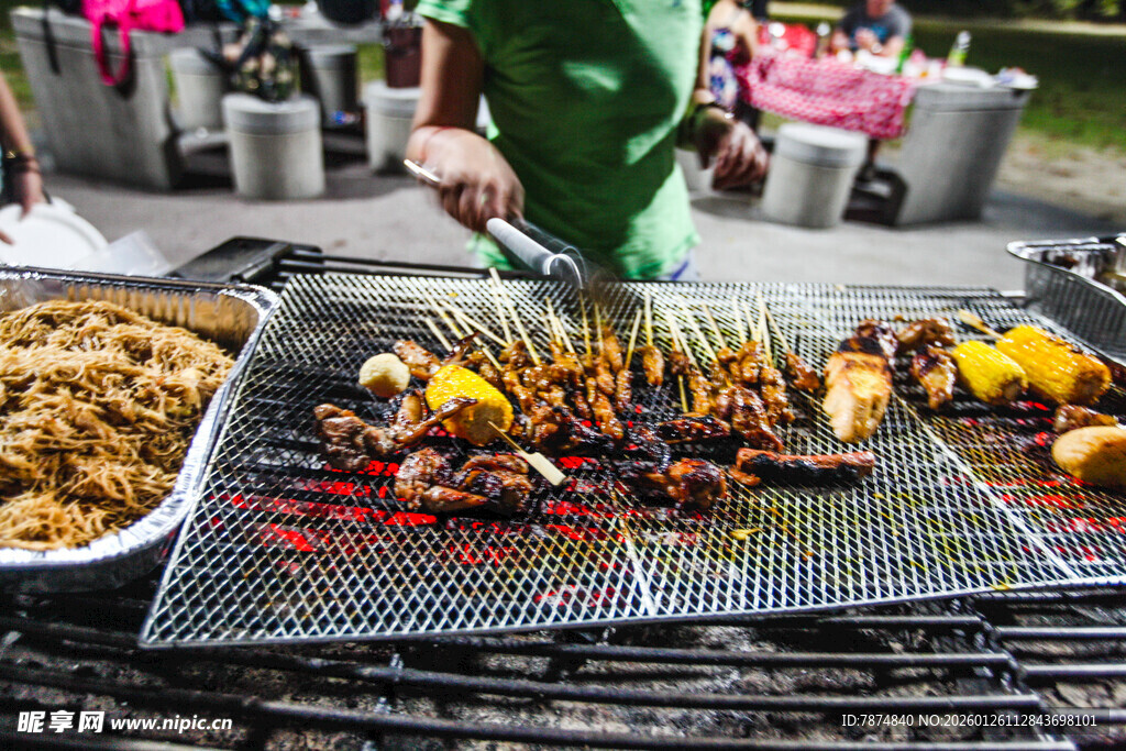 户外烧烤美食诱人场景