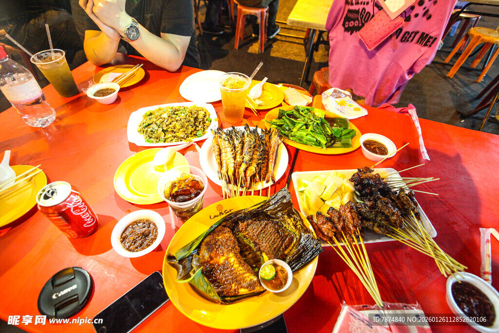 丰盛烧烤美食摆满桌