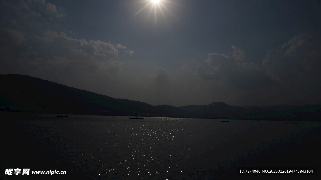 月夜下的宁静湖面