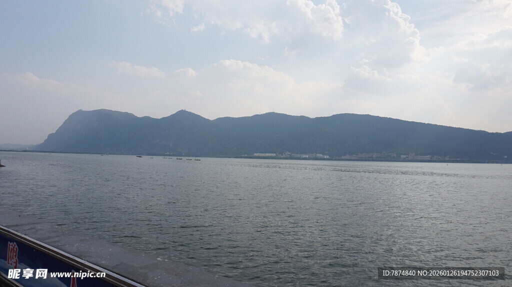 海上远山风景