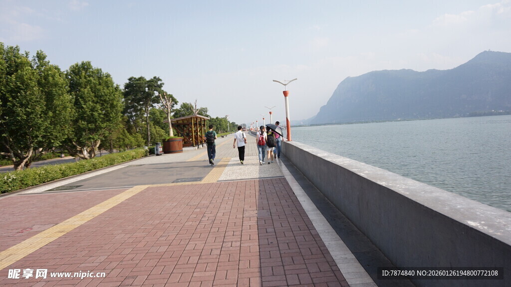 湖畔漫步道 悠然赏景处