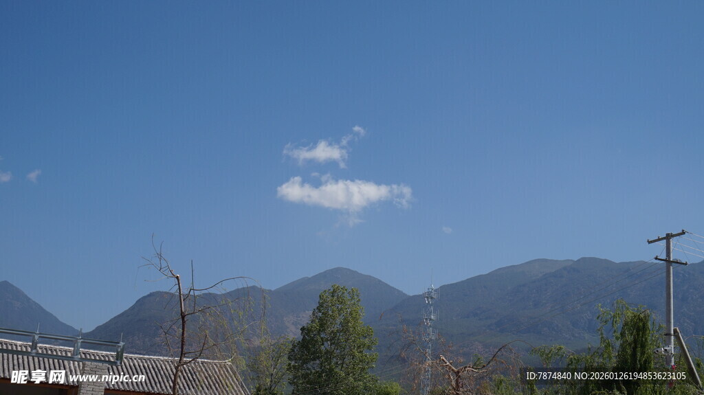 蓝天青山间的清新景致