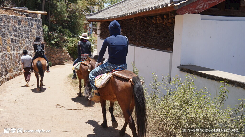 乡村小道上的骑马者