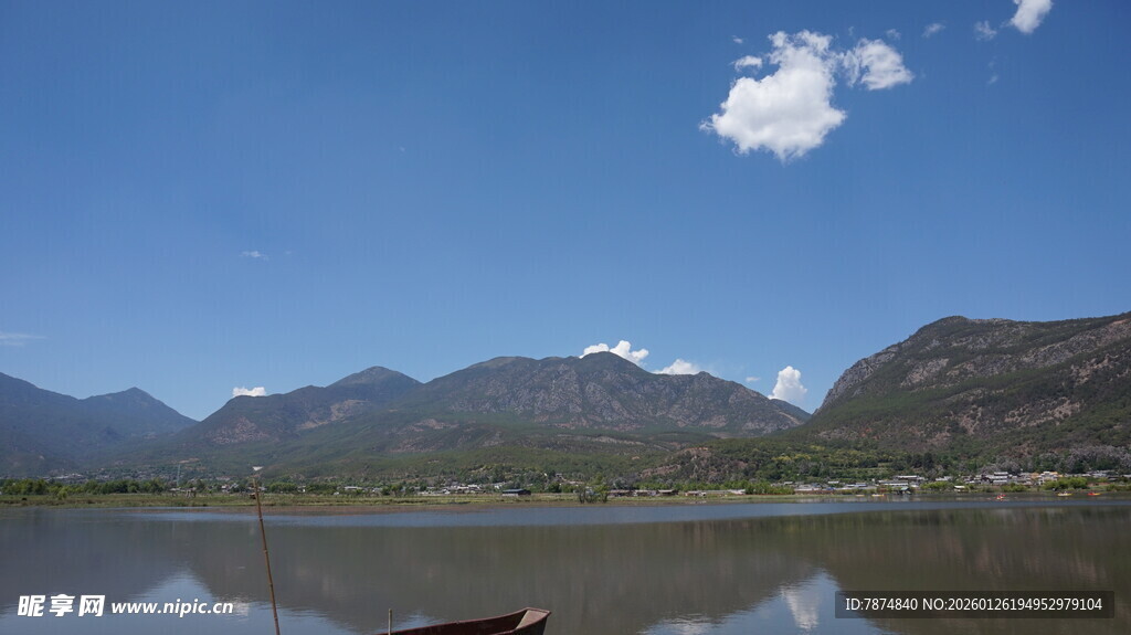 宁静山水间的悠然景致