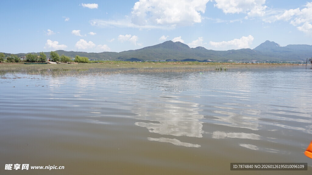 宁静湖水与远山风景