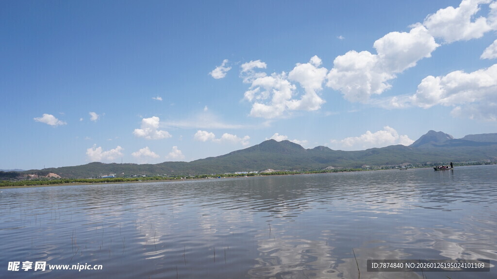 宁静湖面与远处山峦美景