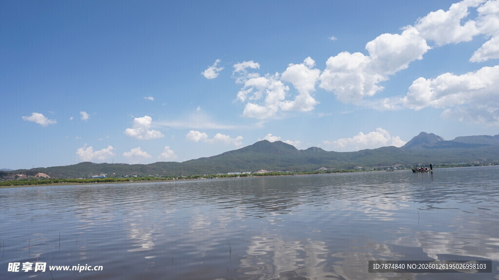 湖畔蓝天青山美丽风光
