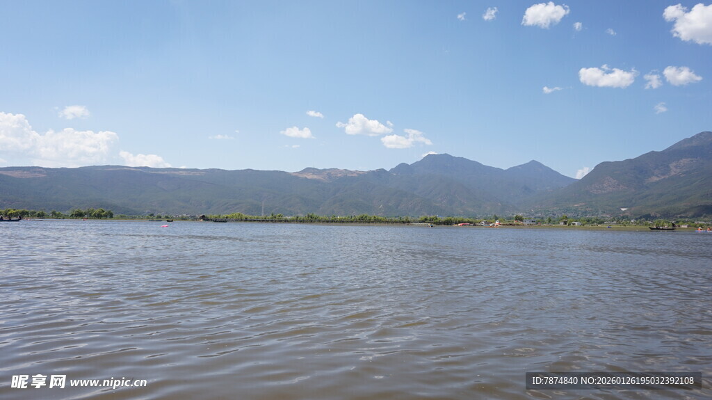 宁静湖畔与远山美景