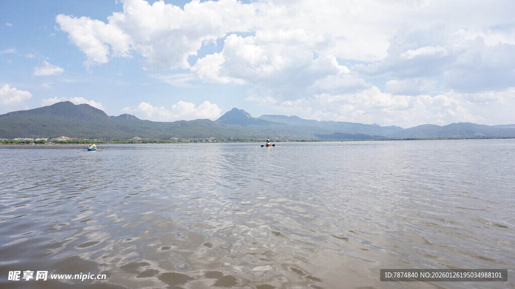 湖畔风光 远山近水景色美