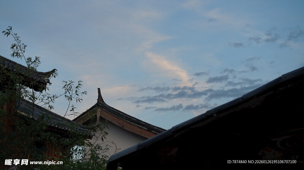 古建屋顶映于天际