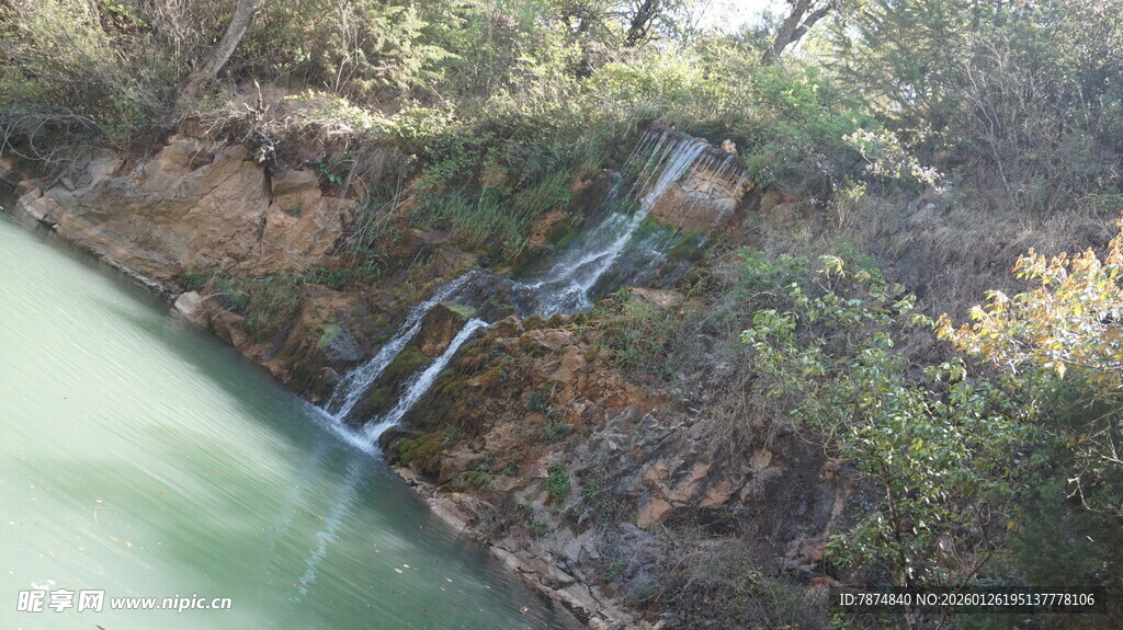 山间飞瀑 绿意环绕之景