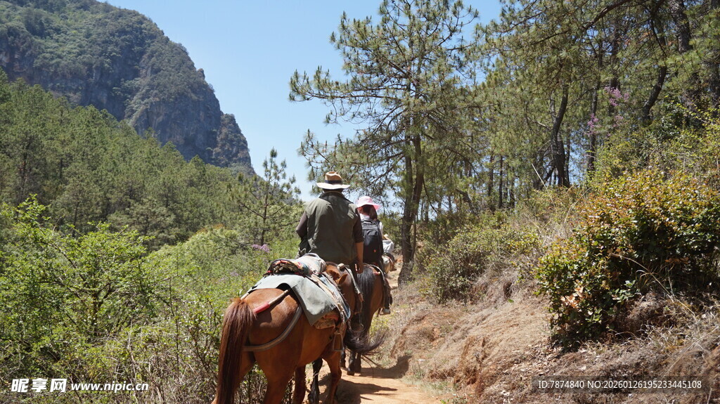 山间小道上的骑马旅行者