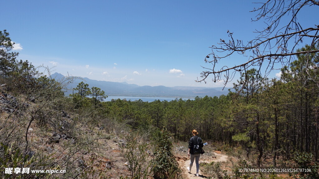 山间徒步者 赏景前行路