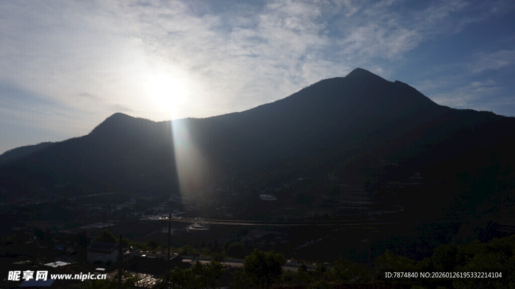 日出映山景
