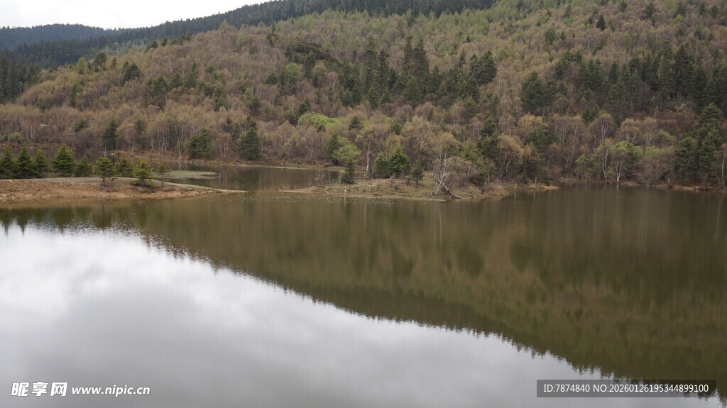 宁静山间湖景