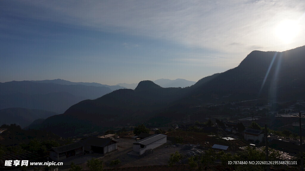 山间日出美景