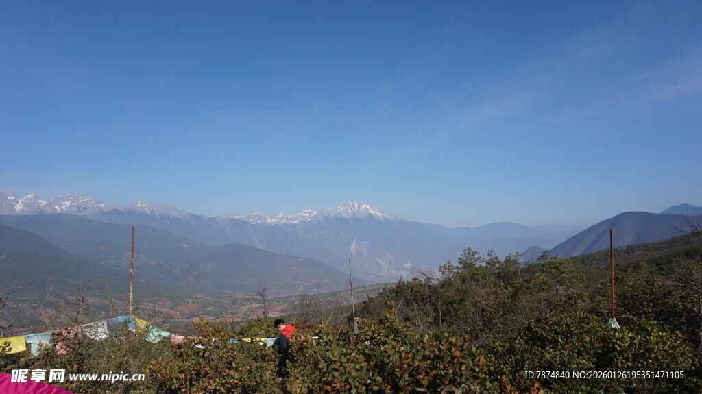 山间美景 远眺连绵山脉