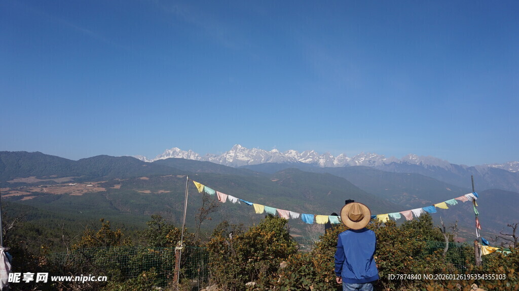 山顶旅人 畅享开阔美景