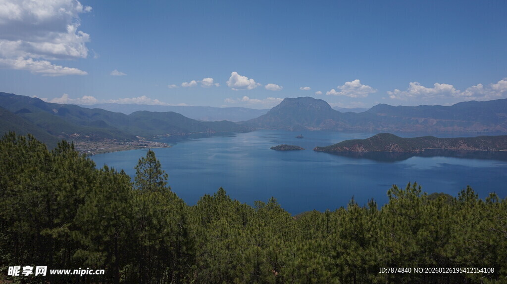 湖畔山林美景