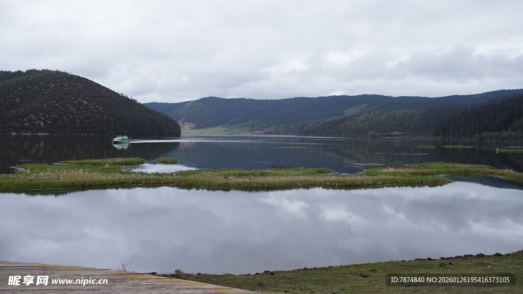 宁静湖畔的自然美景